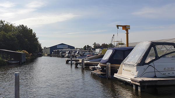 Jachthaven Otto - gezien vanaf de ringvaart ligplaatsen / zomerstalling